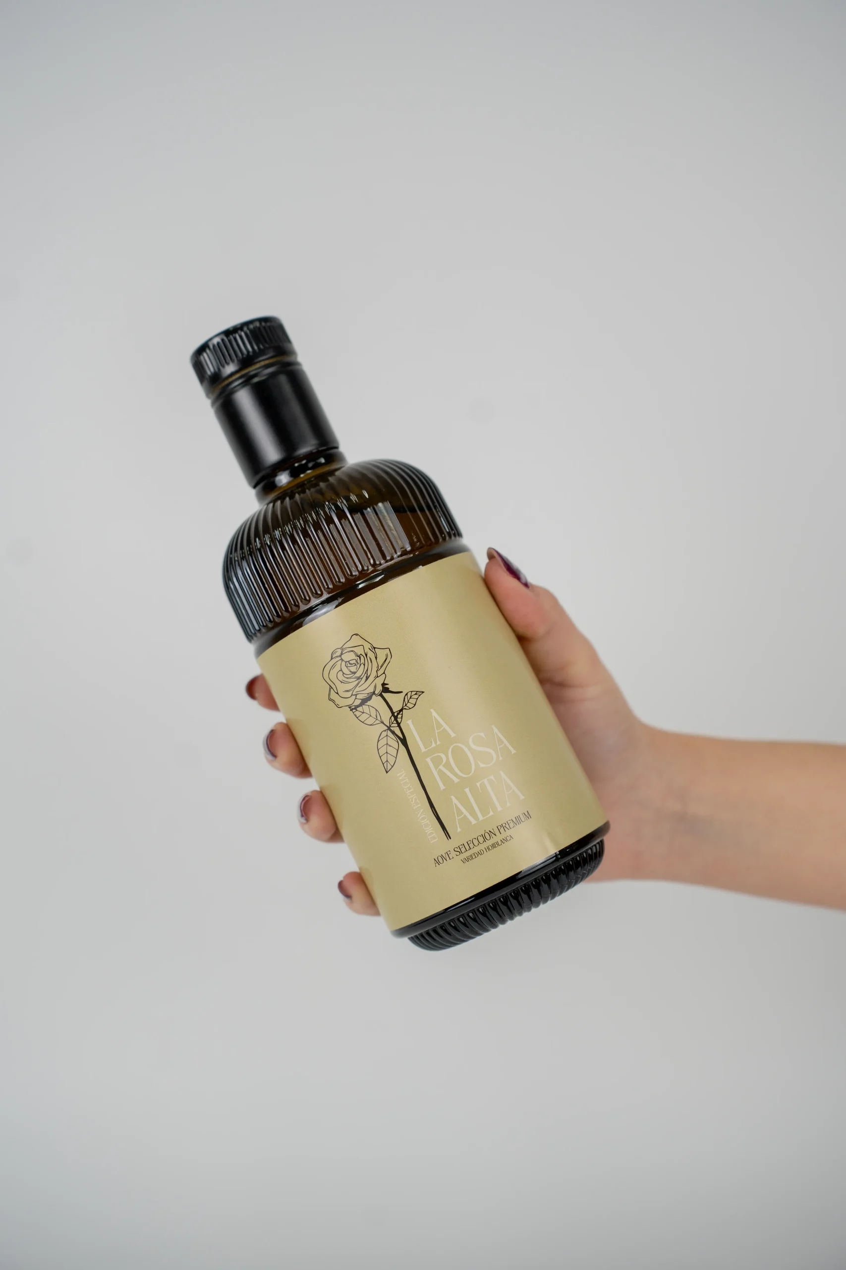 Botella sostenida por una mano